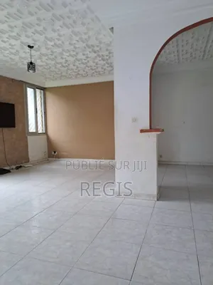 3chbre Villa dans Villa, Cocody à Louer