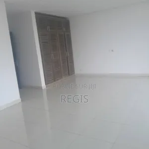 2chbre Blocs d'appartements dans Appartement, Deux Plateaux à Louer