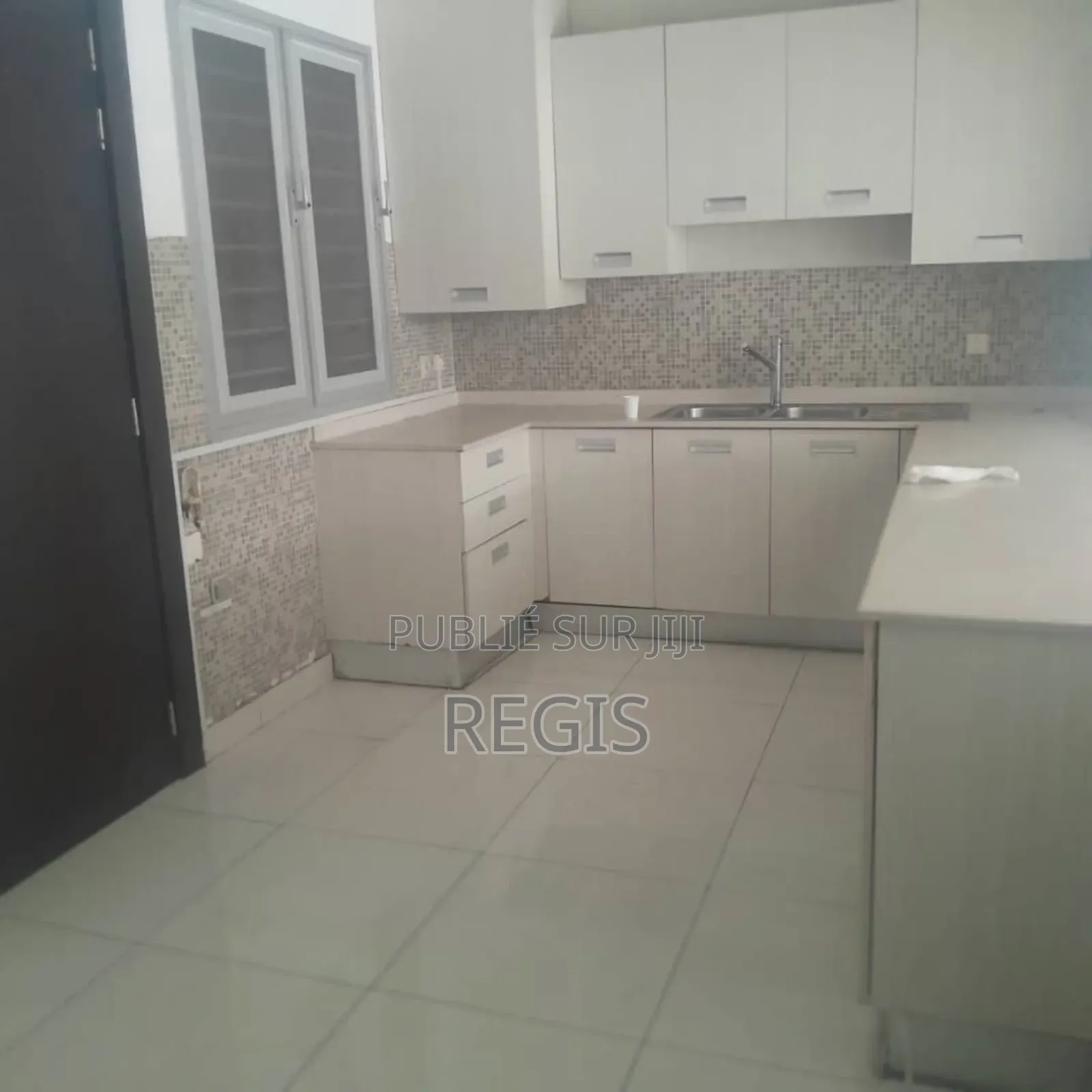 2chbre Blocs d'appartements dans Appartement, Deux Plateaux à Louer