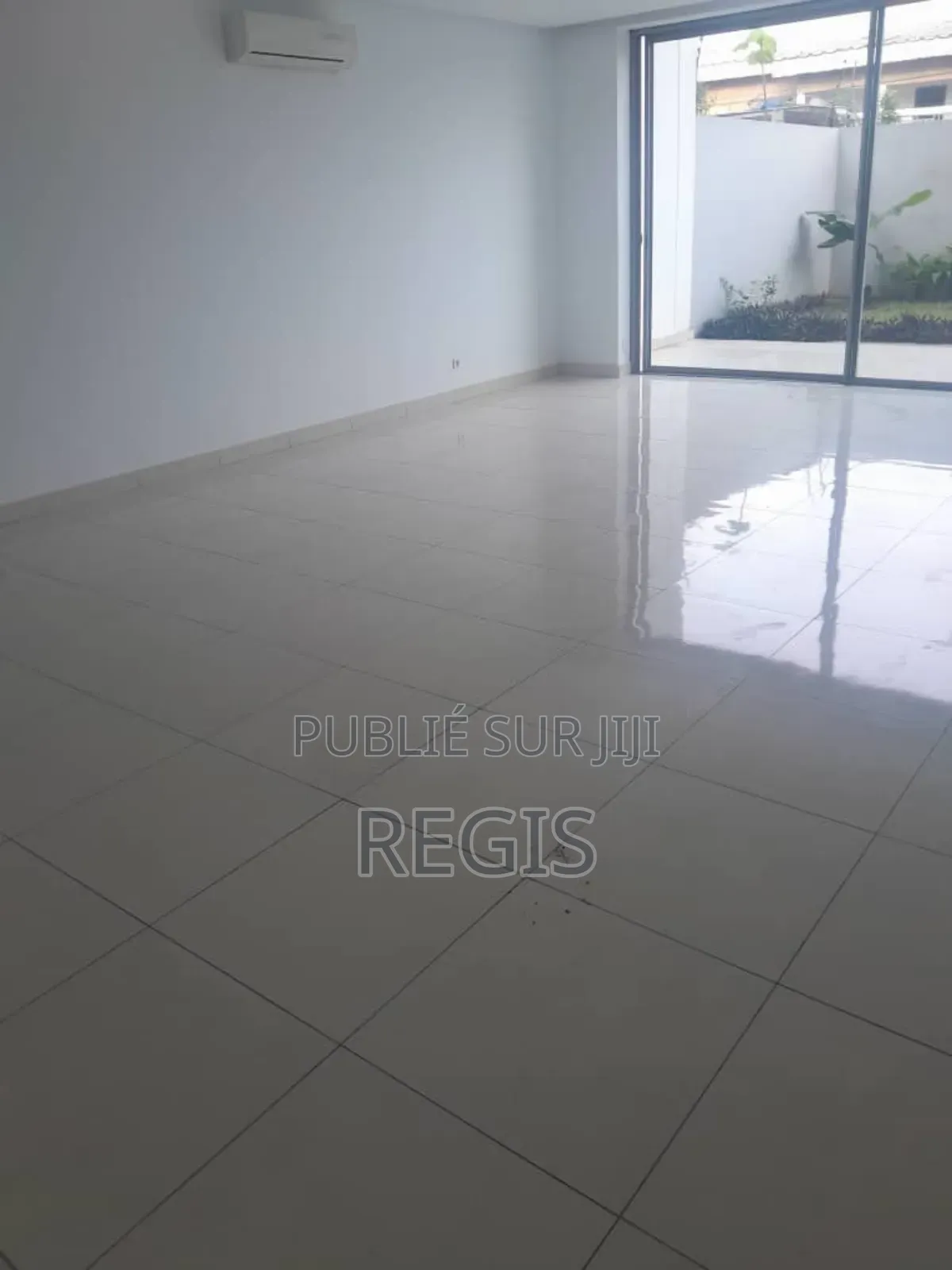 2chbre Blocs d'appartements dans Appartement, Deux Plateaux à Louer