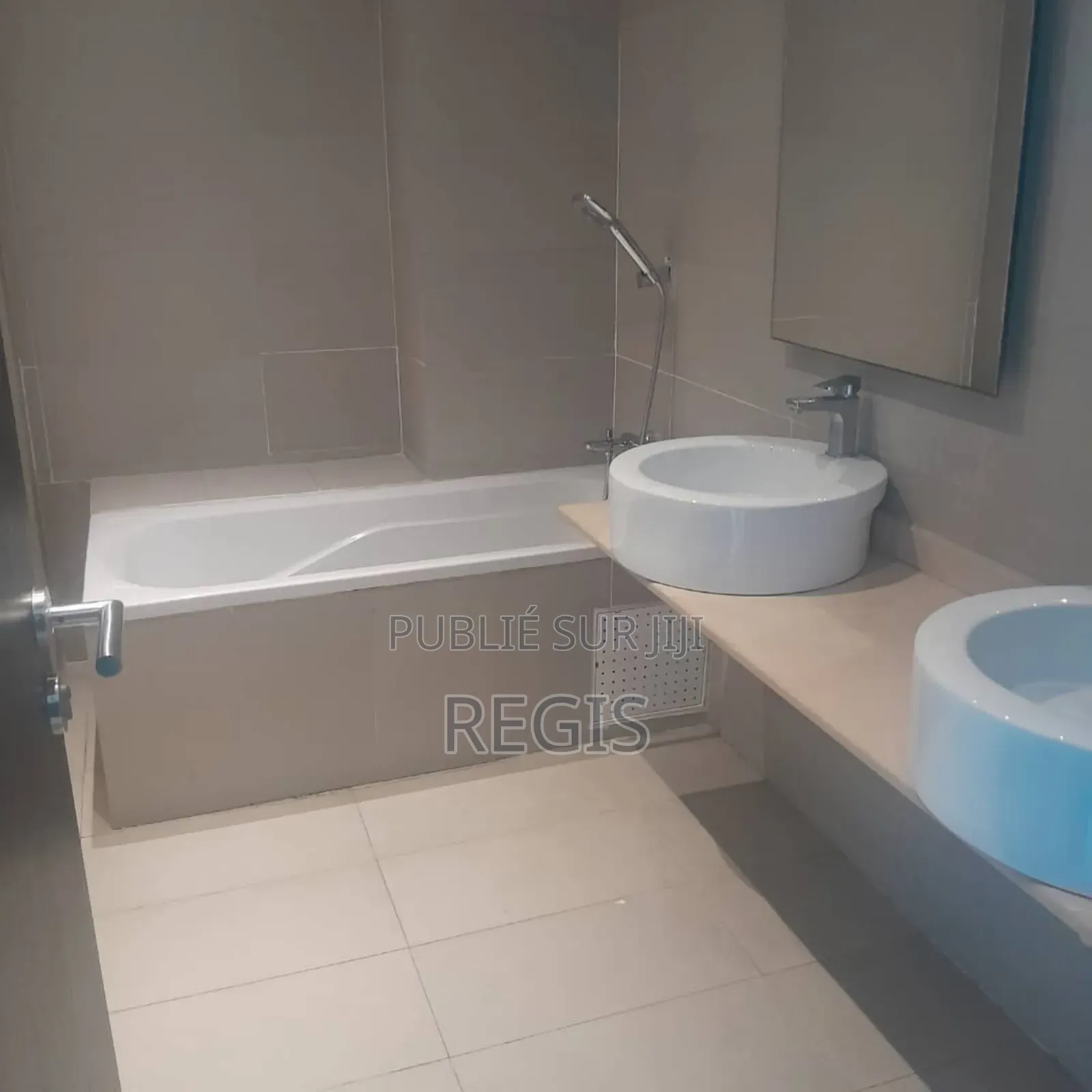 2chbre Blocs d'appartements dans Appartement, Deux Plateaux à Louer