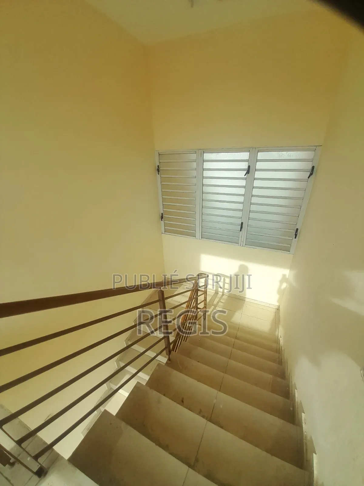 3chbre Blocs d'appartements dans , Deux Plateaux à Louer