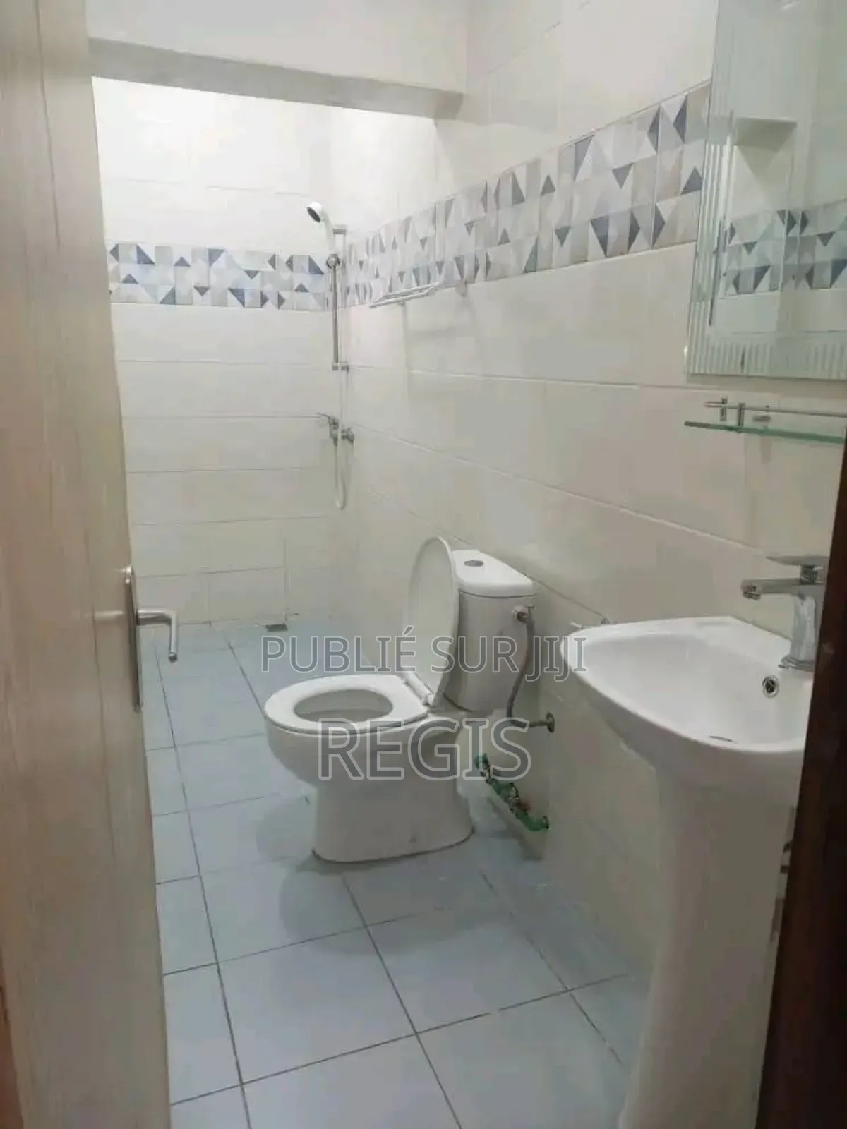 2chbre Villa dans Villa, Cocody à Louer