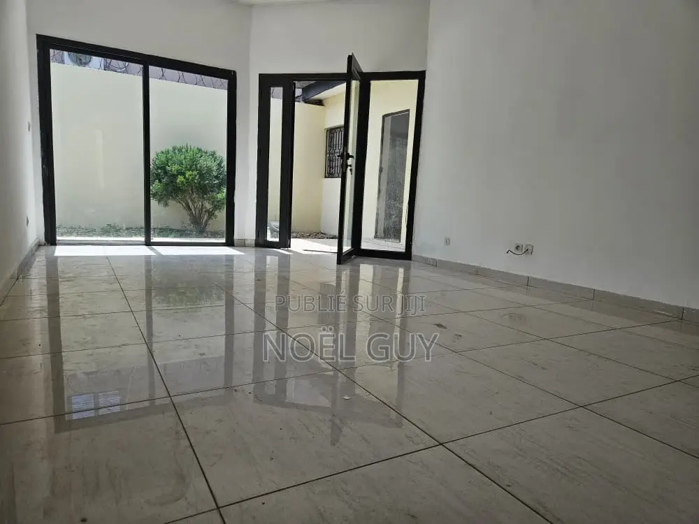 3chbre Villa dans Cocody à Louer