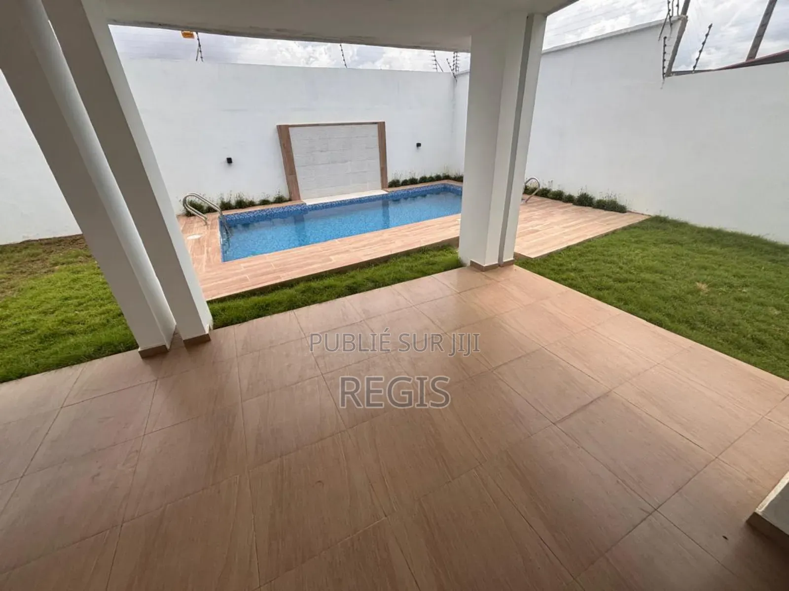 5chbre Duplex dans Villa, Cocody à Louer