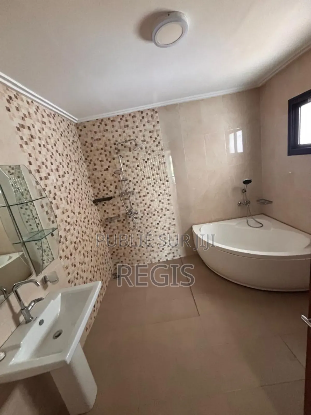 5chbre Duplex dans Villa, Cocody à Louer