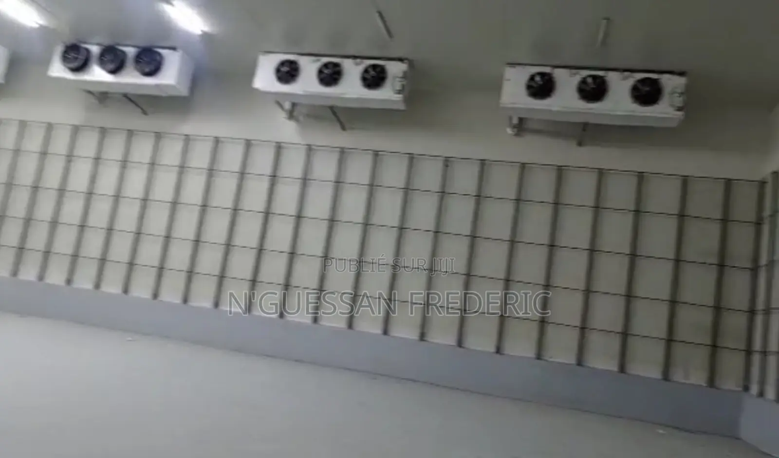 Chambre Froide Neuve À Vendre Au Port De Pêche d'Abidjan Sur Le Quai