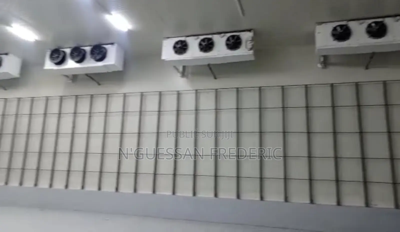 Chambre Froide Neuve À Vendre Au Port De Pêche d'Abidjan Sur Le Quai