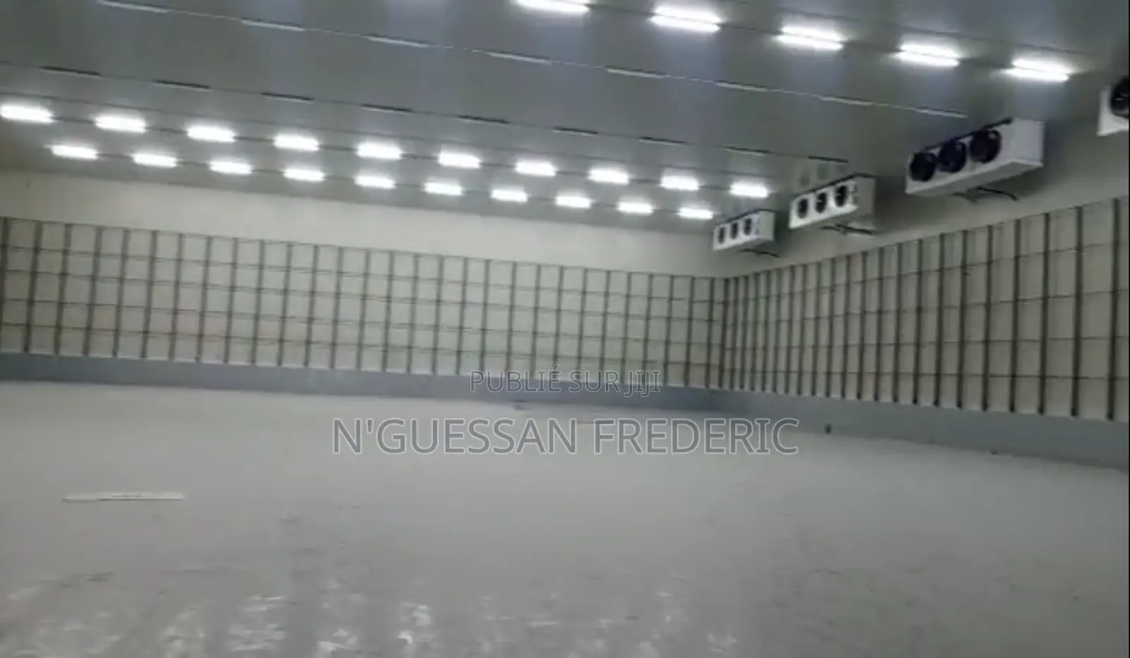 Chambre Froide Neuve À Vendre Au Port De Pêche d'Abidjan Sur Le Quai