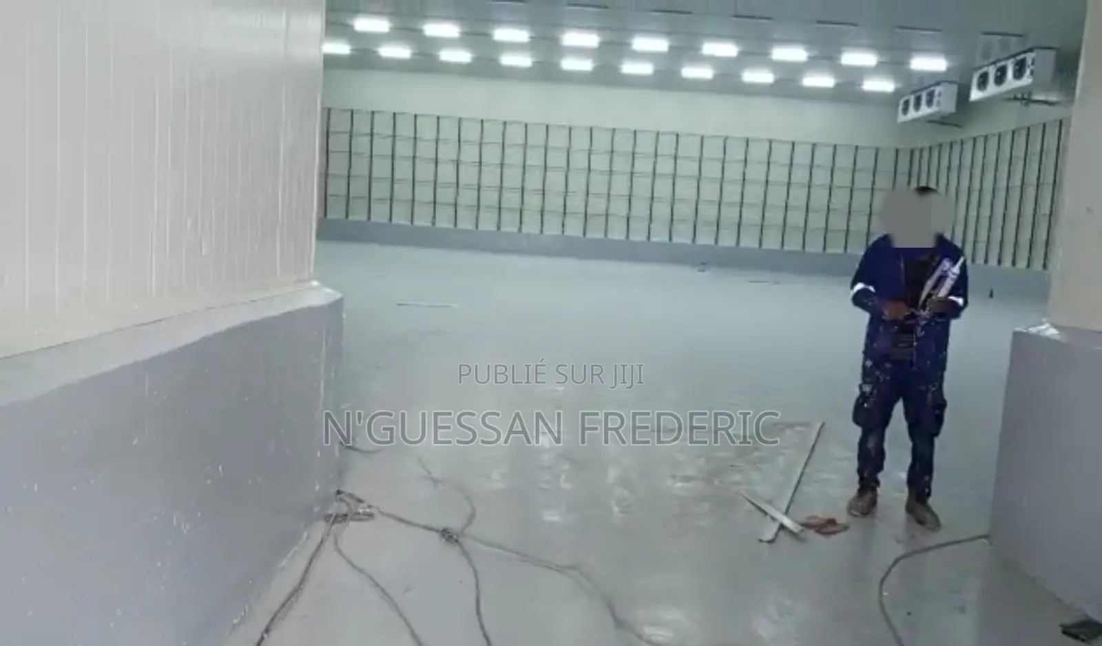 Chambre Froide Neuve À Vendre Au Port De Pêche d'Abidjan Sur Le Quai