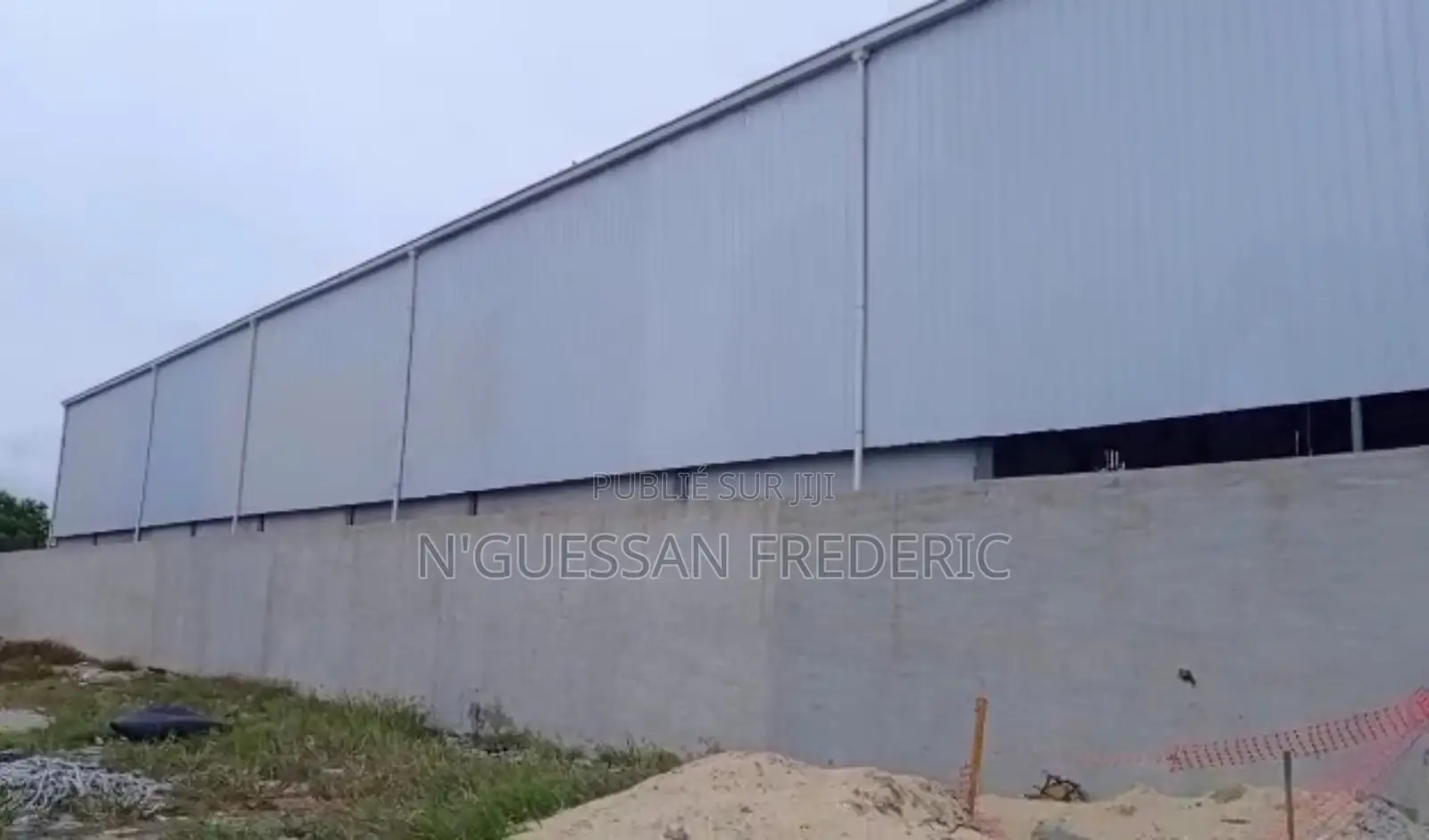 Chambre Froide Neuve À Vendre Au Port De Pêche d'Abidjan Sur Le Quai