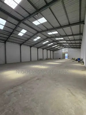 Photo - Entrepôt 800m2 Avec Cours À Louer Sur l'Autoroute Grand-Bassam