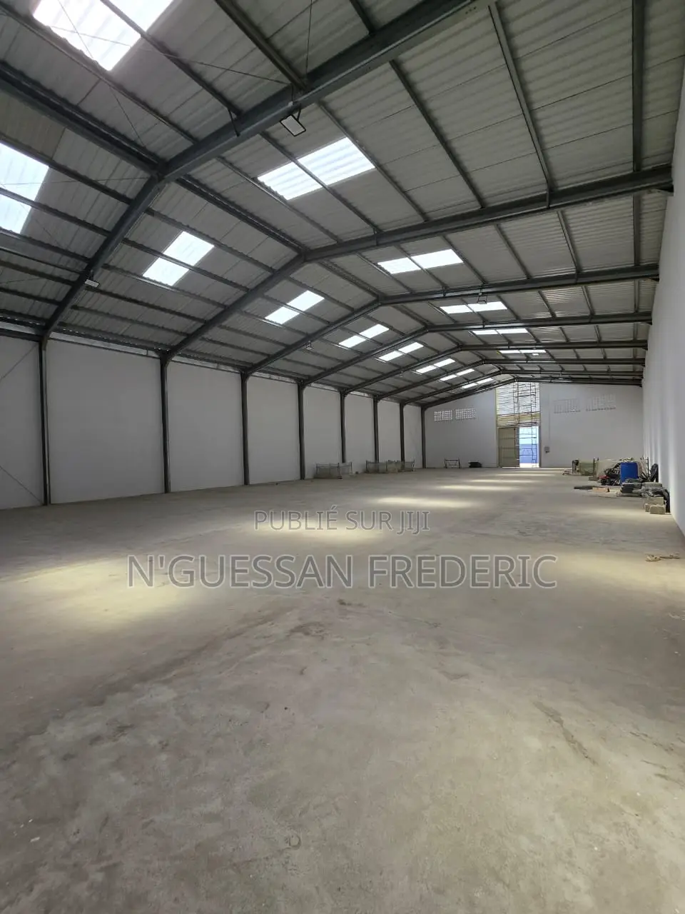 Entrepôt 800m2 Avec Cours À Louer Sur l'Autoroute Grand-Bassam