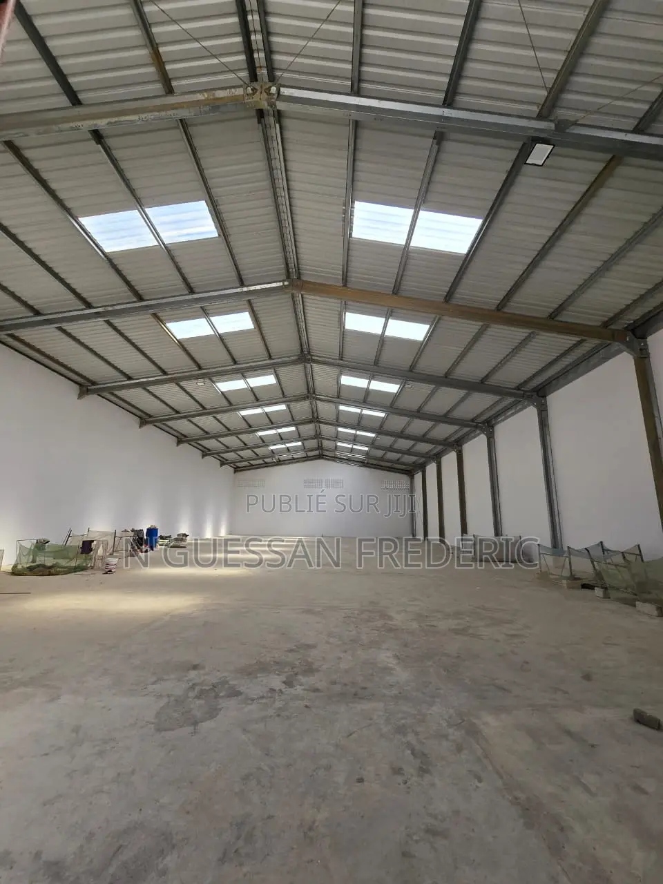 Entrepôt 800m2 Avec Cours À Louer Sur l'Autoroute Grand-Bassam