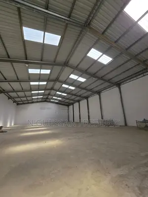 Entrepôt 800m2 Avec Cours À Louer Sur l'Autoroute Grand-Bassam
