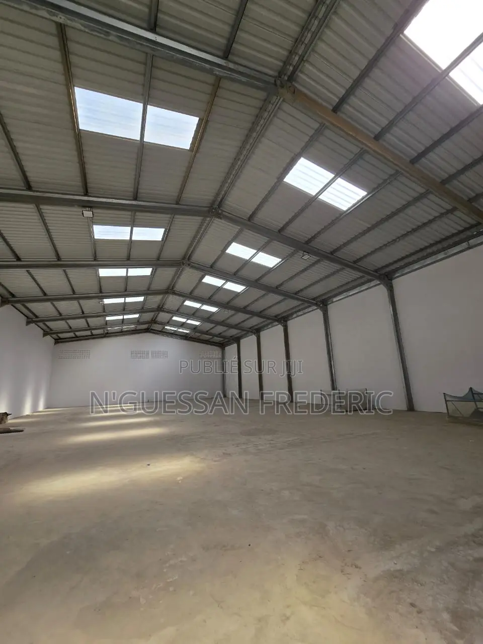 Entrepôt 800m2 Avec Cours À Louer Sur l'Autoroute Grand-Bassam