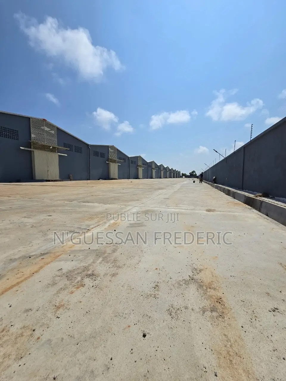 Entrepôt 800m2 Avec Cours À Louer Sur l'Autoroute Grand-Bassam