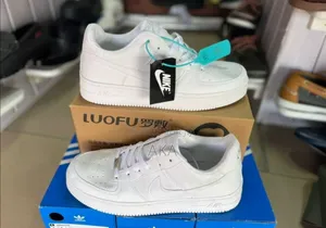 Photo - Baskets Blanches Style Air Classic-Confort Élégance