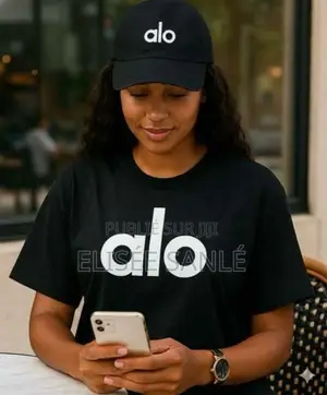 Photo - T-Shirt + Casquette Alo Yoga