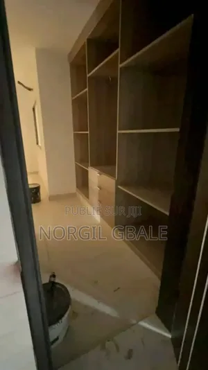 3chbre Duplex dans Avec Norco, Cocody à Louer