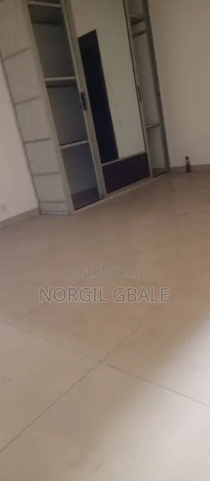 3chbre Appartement dans Avec Norco, Cocody à Louer