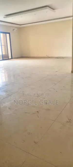 3chbre Appartement dans Avec Norco, Cocody à Louer