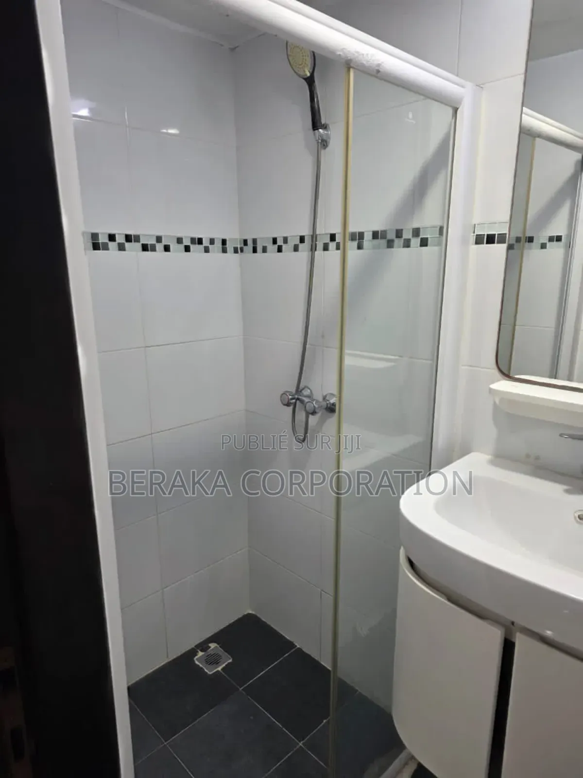 4chbre Appartement dans Beraka Corporation, Cocody à Louer