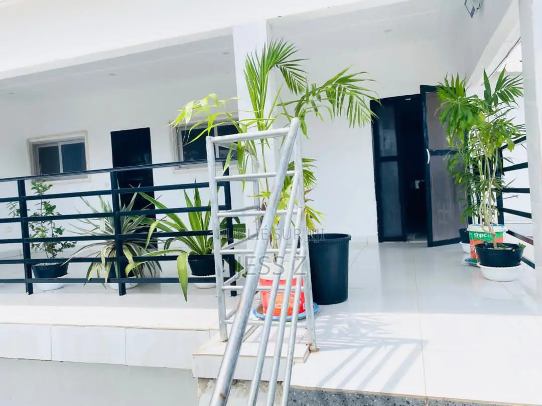 Furnished 4chbre Appartement dans Maison Blanche, Dimbokro à Louer