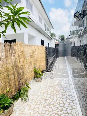 Furnished 4chbre Appartement dans Maison Blanche, Dimbokro à Louer