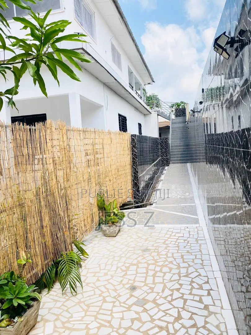 Furnished 4chbre Appartement dans Maison Blanche, Dimbokro à Louer