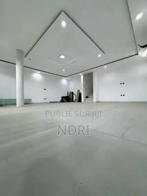 4chbre Villa dans Building House, Cocody à Vendre