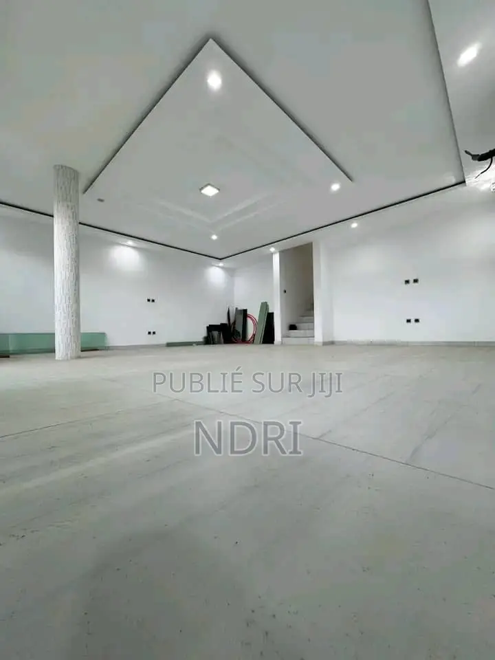 4chbre Villa dans Building House, Cocody à Vendre