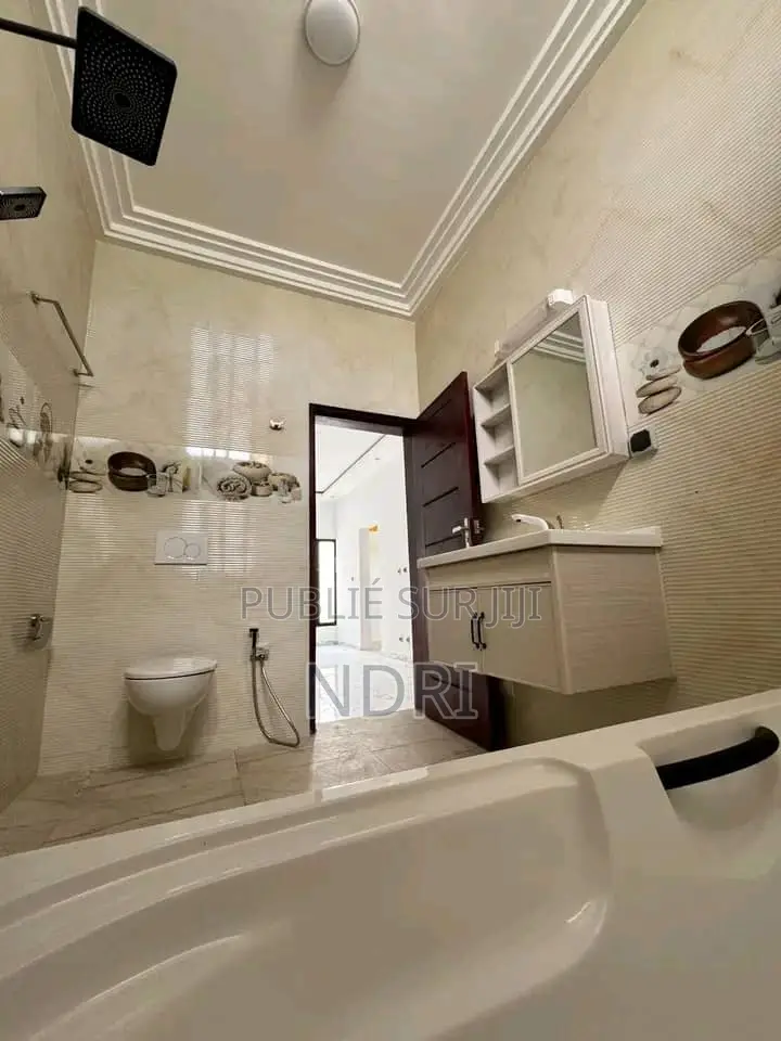 4chbre Villa dans Building House, Cocody à Vendre