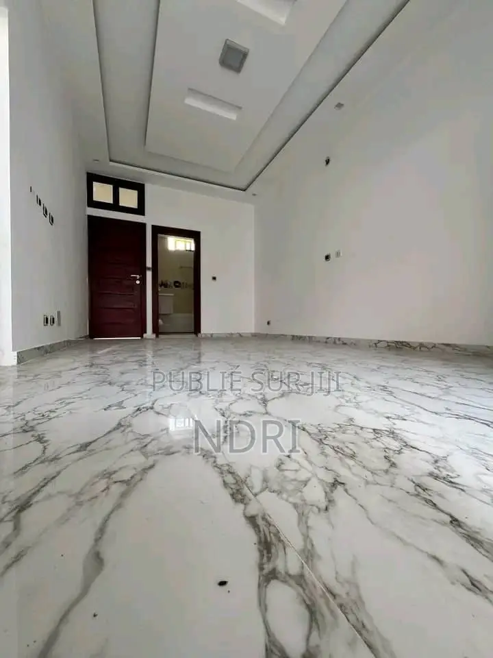 4chbre Villa dans Building House, Cocody à Vendre