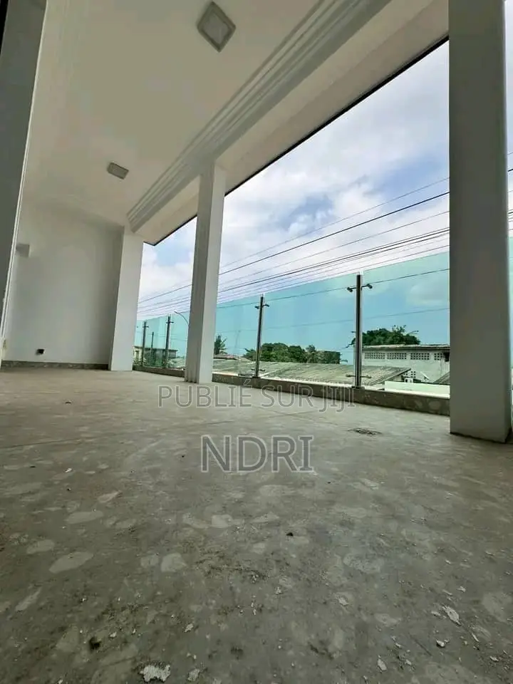 4chbre Villa dans Building House, Cocody à Vendre