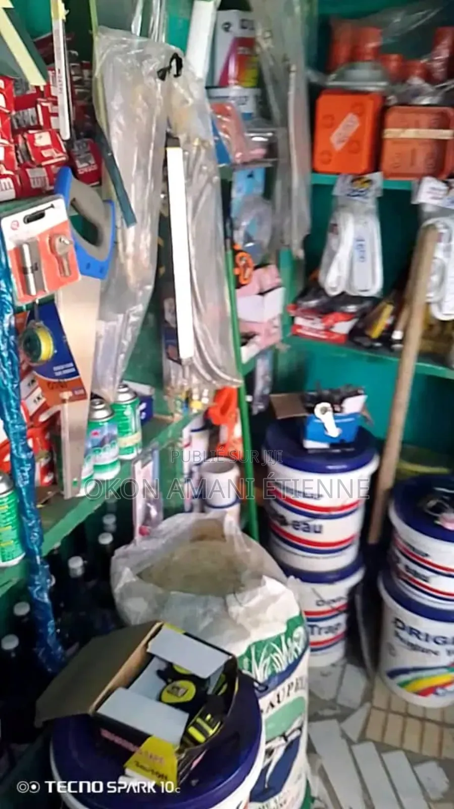 Vente De Quincaillerie Entière