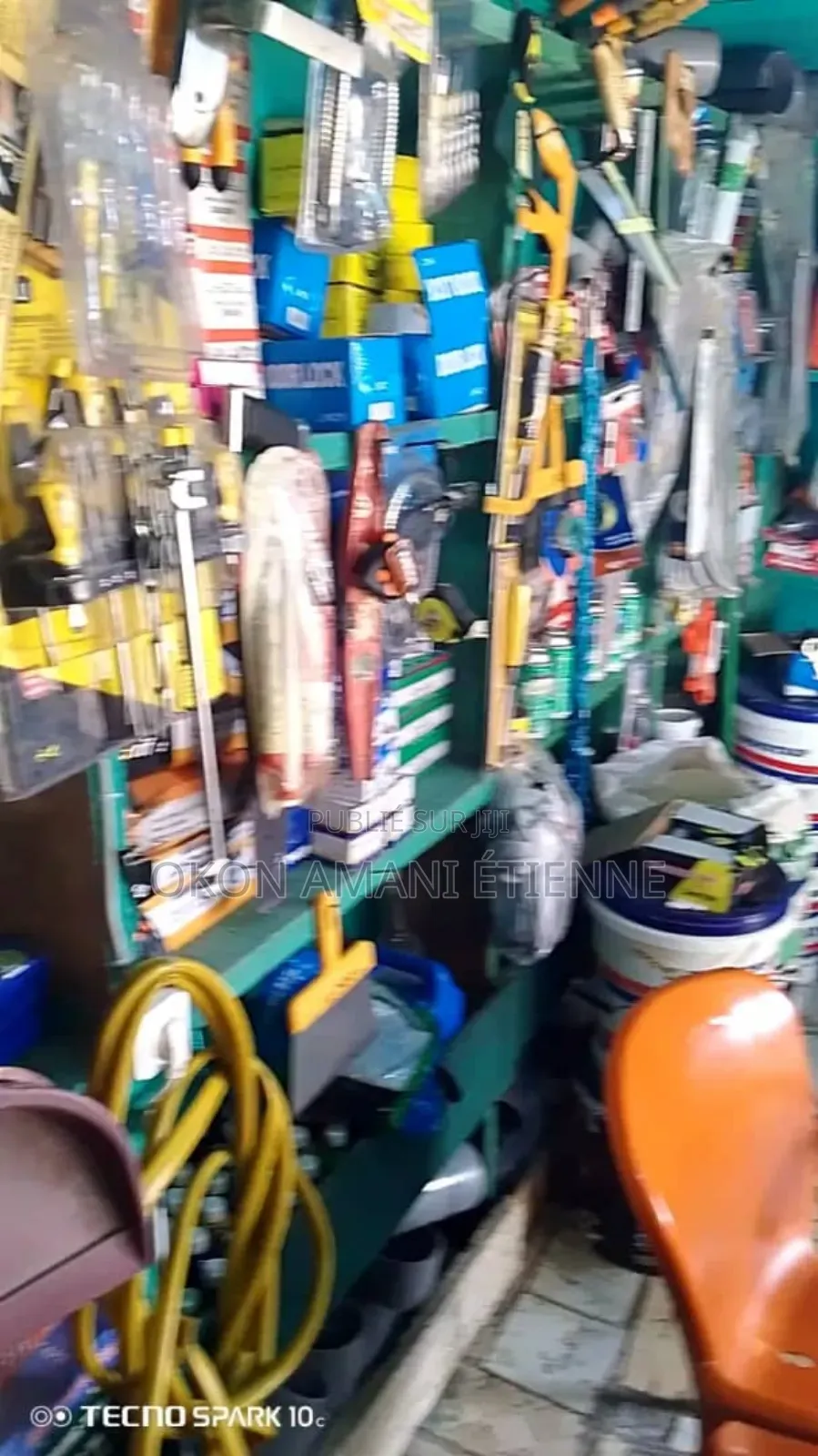 Vente De Quincaillerie Entière