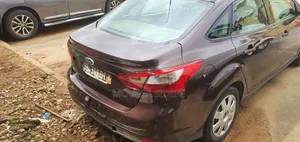 Ford Focus S Sedan FWD (2.0L 4cyl 5M) 2013 Marron