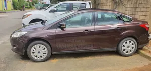 Ford Focus S Sedan FWD (2.0L 4cyl 5M) 2013 Marron