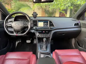 Hyundai Avante 2019 Gris