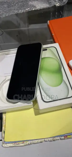 Photo - Apple iPhone 15 128 GB Vert