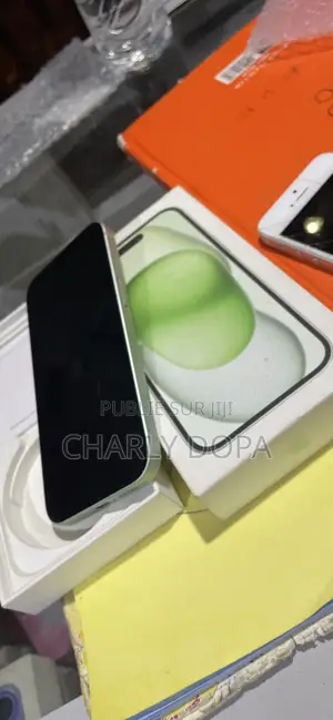 Apple iPhone 15 128 GB Vert