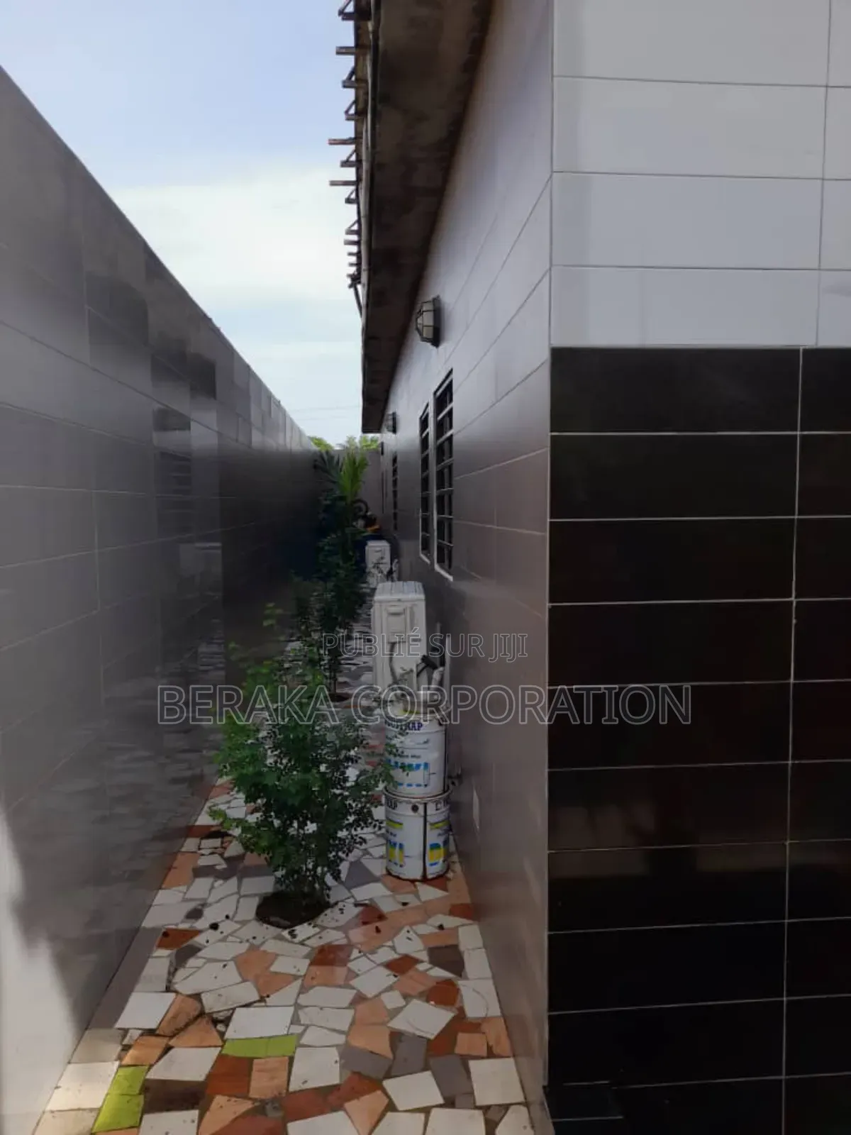 2chbre Duplex dans Beraka Corporation, Yopougon à Vendre