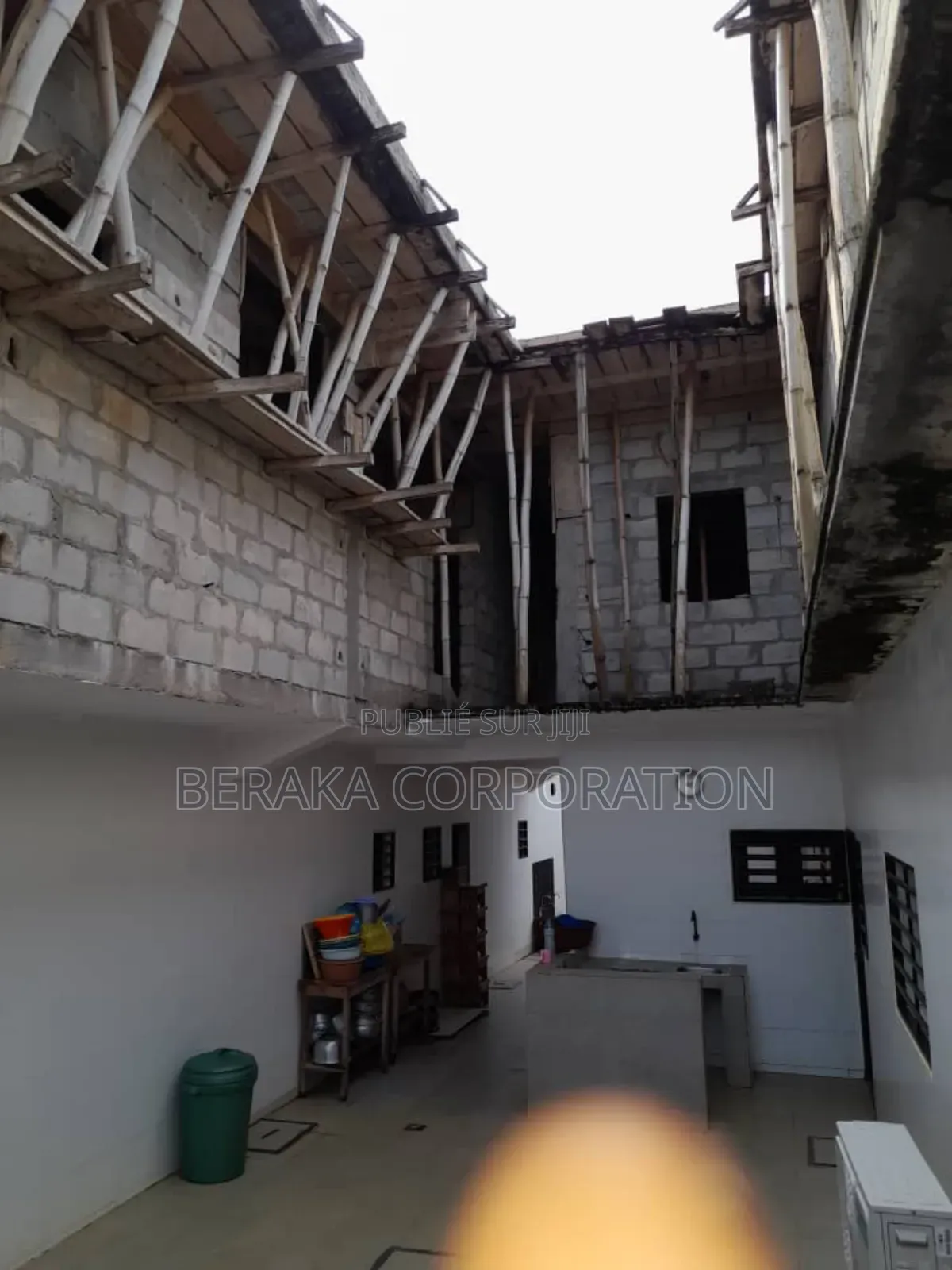 2chbre Duplex dans Beraka Corporation, Yopougon à Vendre