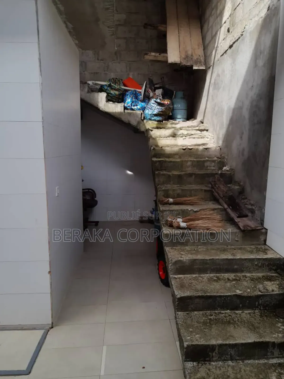 2chbre Duplex dans Beraka Corporation, Yopougon à Vendre