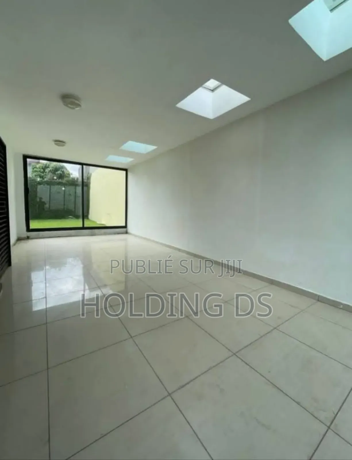 Furnished 4chbre Duplex dans Location , Cocody à Vendre