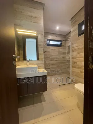 7chbre Duplex dans Lollo, Yopougon à Louer