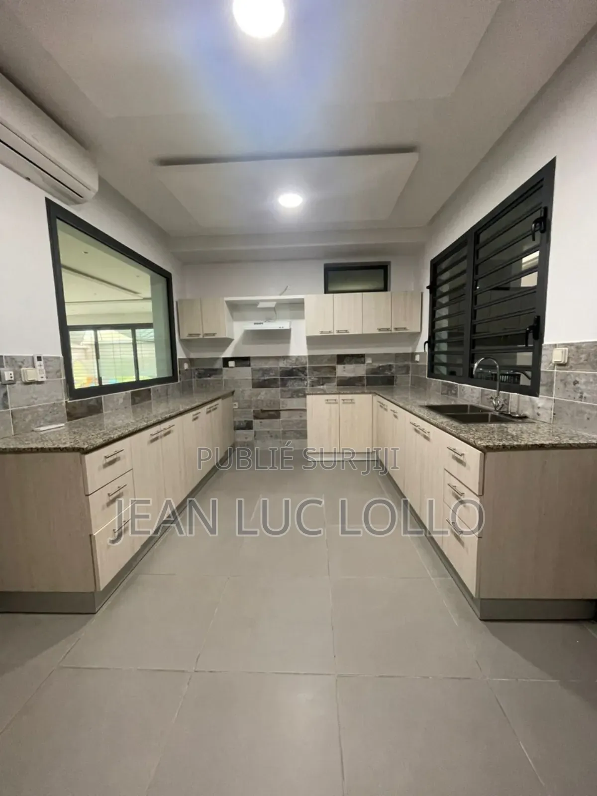 7chbre Duplex dans Lollo, Yopougon à Louer