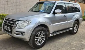 Photo - Mitsubishi Pajero 2023 Gris