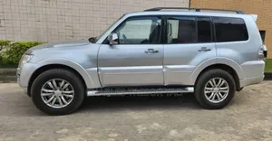 Mitsubishi Pajero 2023 Gris